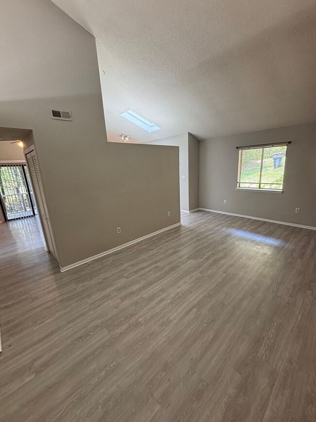 Foto del edificio - 2 Bedrooms / 1.5 Bathrooms ~ Crossroads Area ~