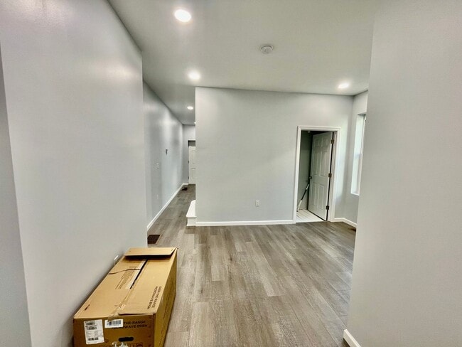 Building Photo - Bright and Updated 2 Bedroom 1.5 Bath House in Oakland