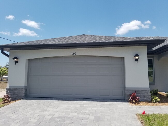 Foto del edificio - 4 Bedrooms 2 Baths Single-Family Home in C...