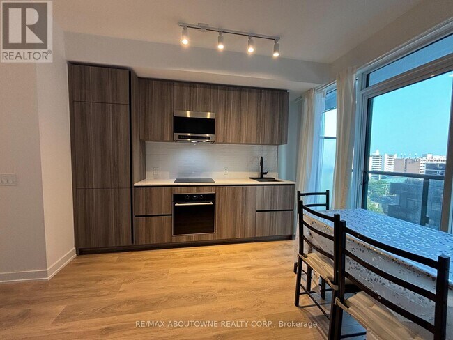 Photo du bâtiment - 117-1117 Broadway Ave