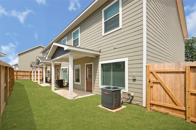 Foto del edificio - 14010 Longstreet Rd