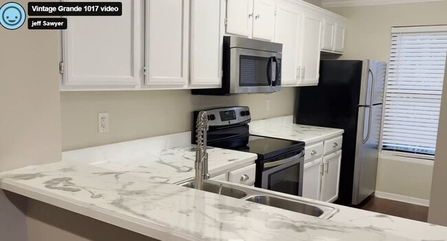 Foto del edificio - 4001 Crockers Lake Blvd