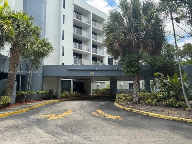 Building Photo - 901 Hillcrest Dr