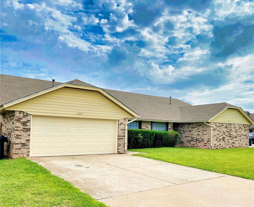 Primary Photo - Spacious 3 Bed/2 Bath Duplex with Private ...