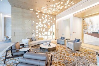 Building Photo - 987 Queen St