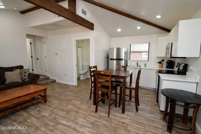 Foto del edificio - 2103 N Santa Rita Ave