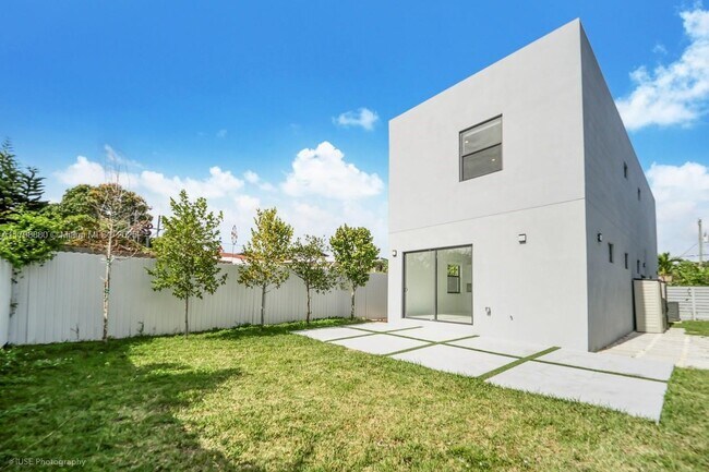 Building Photo - 2330 SW 14th St
