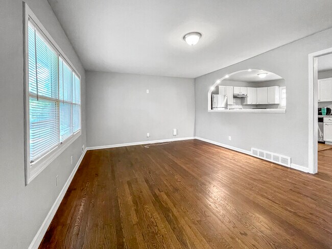 Building Photo - 7446 Sycamore Ave
