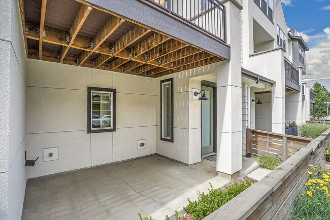 Building Photo - $2,680 - 2 Bed, 2.5 Bath Townhome in Broom...
