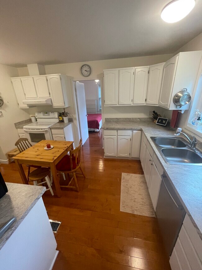 Photo du bâtiment - 2 Bedroom Single Family Home in Dundas