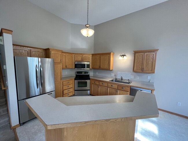 Foto del edificio - Large End Unit Townhome Available Mid Apri...