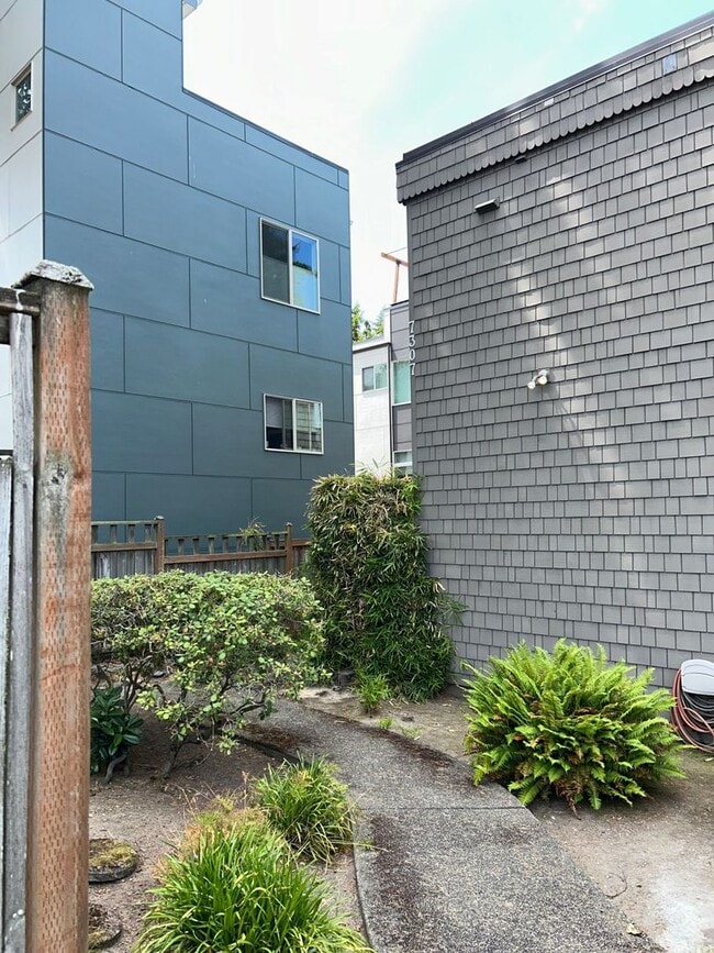 Foto del edificio - 7307 Bainbridge Pl SW