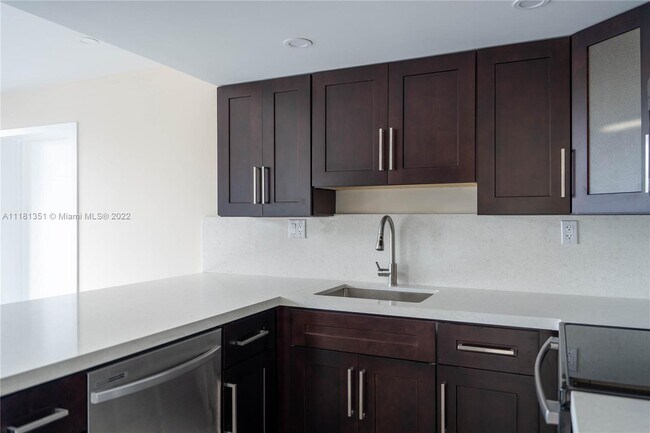 Building Photo - 6476 Miami Lakes Dr
