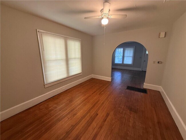 Foto del edificio - 254 Tuttle Ave