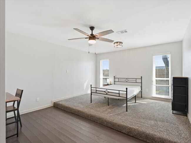 Foto del edificio - 7010 Lakeshore Dr