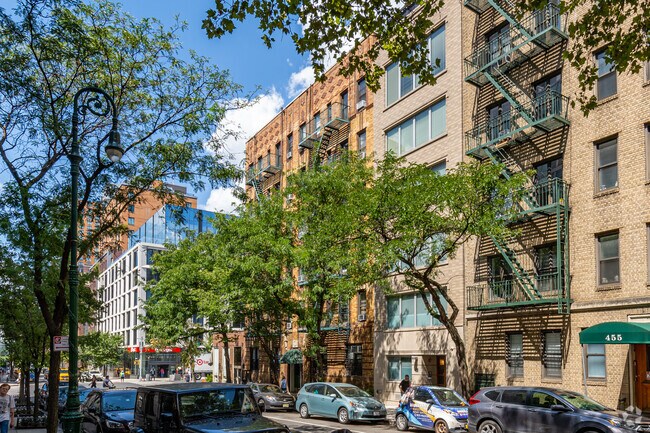 Building Photo - 461 W 44th St