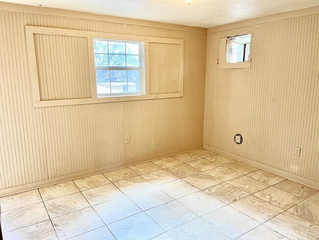 Building Photo - 5851 Denova St