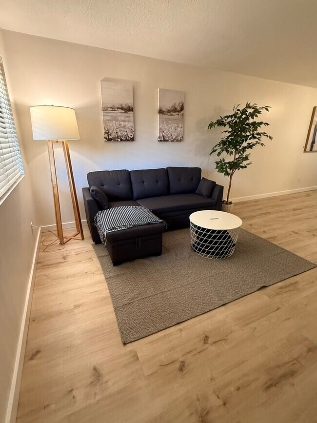 Foto del edificio - 3301 E Earll Dr