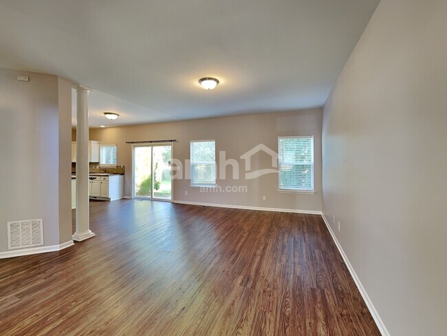 Foto del edificio - 204 Stearn Dr