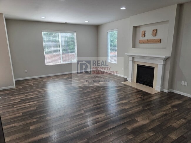 Building Photo - Modern 3 Bedroom, 2.5 Bath Home In Quiet Community!
