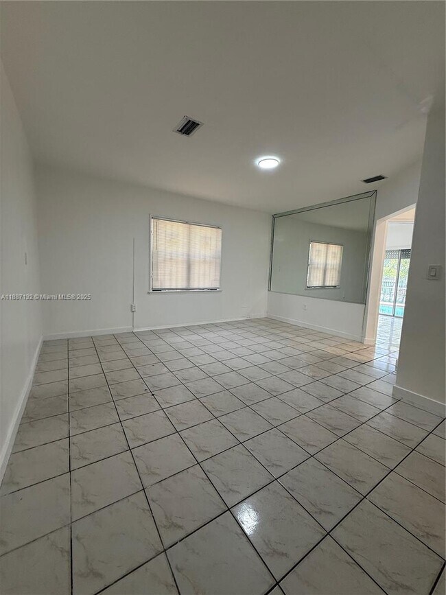 Foto del edificio - 1200 NE 128th St