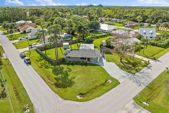 Building Photo - 5854 SE Orange Blossom Trail