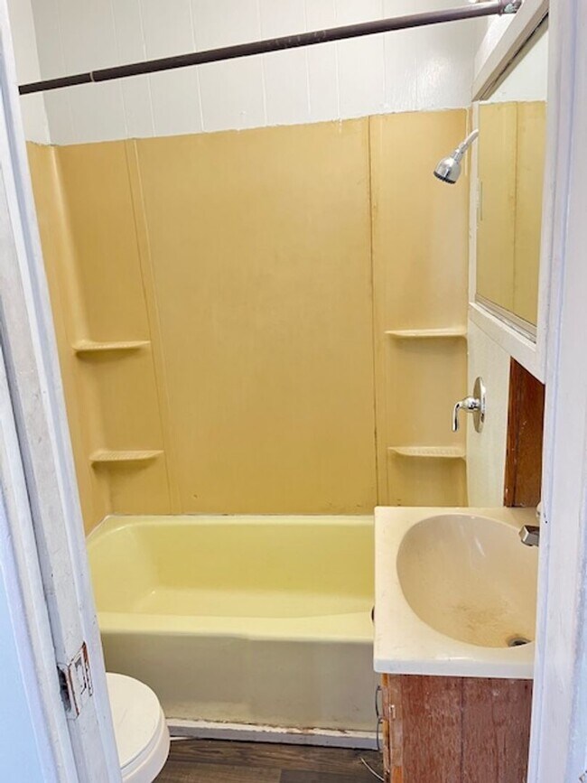 Building Photo - 2-Bedroom, 1-Bathroom Apartment in Converted Quadplex