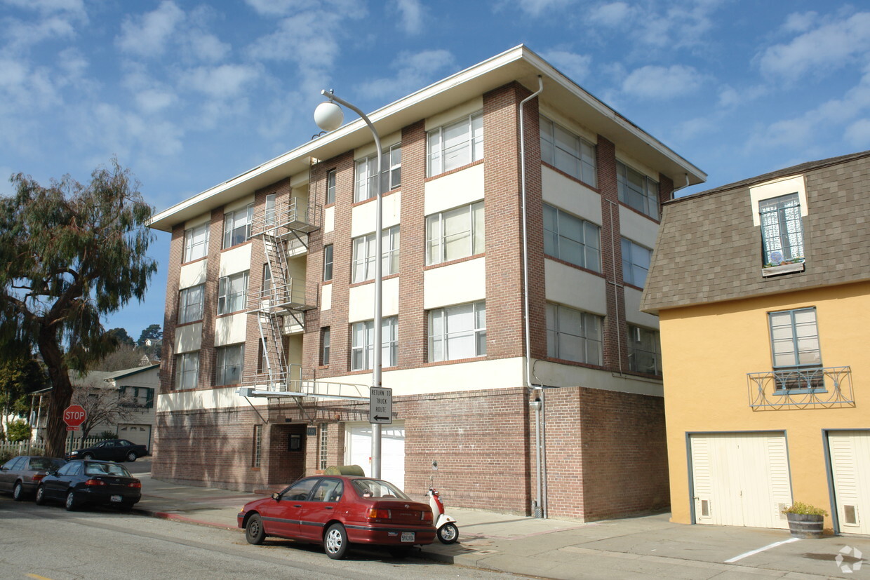 Building Photo - 935 Solano Ave