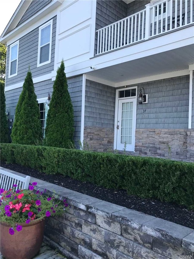 37 Nicole Ct, Copiague, NY 11726 Condo for Rent in Copiague, NY