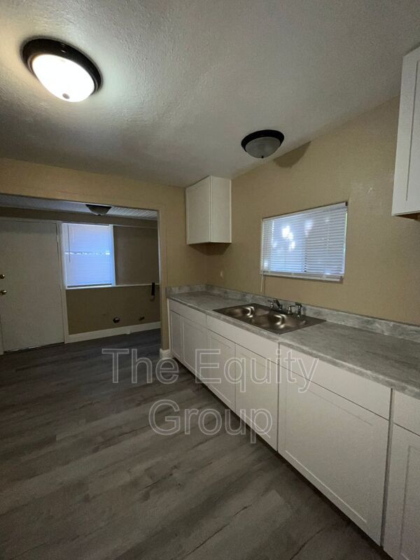 Building Photo - 928 W Goshen Ave