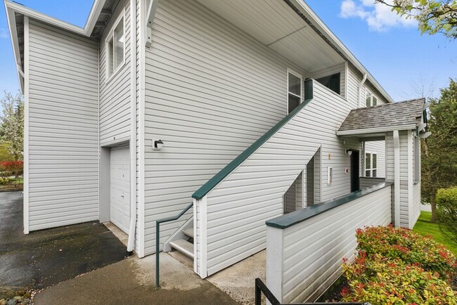 Building Photo - Immaculate Federal Way 2-Story Condo