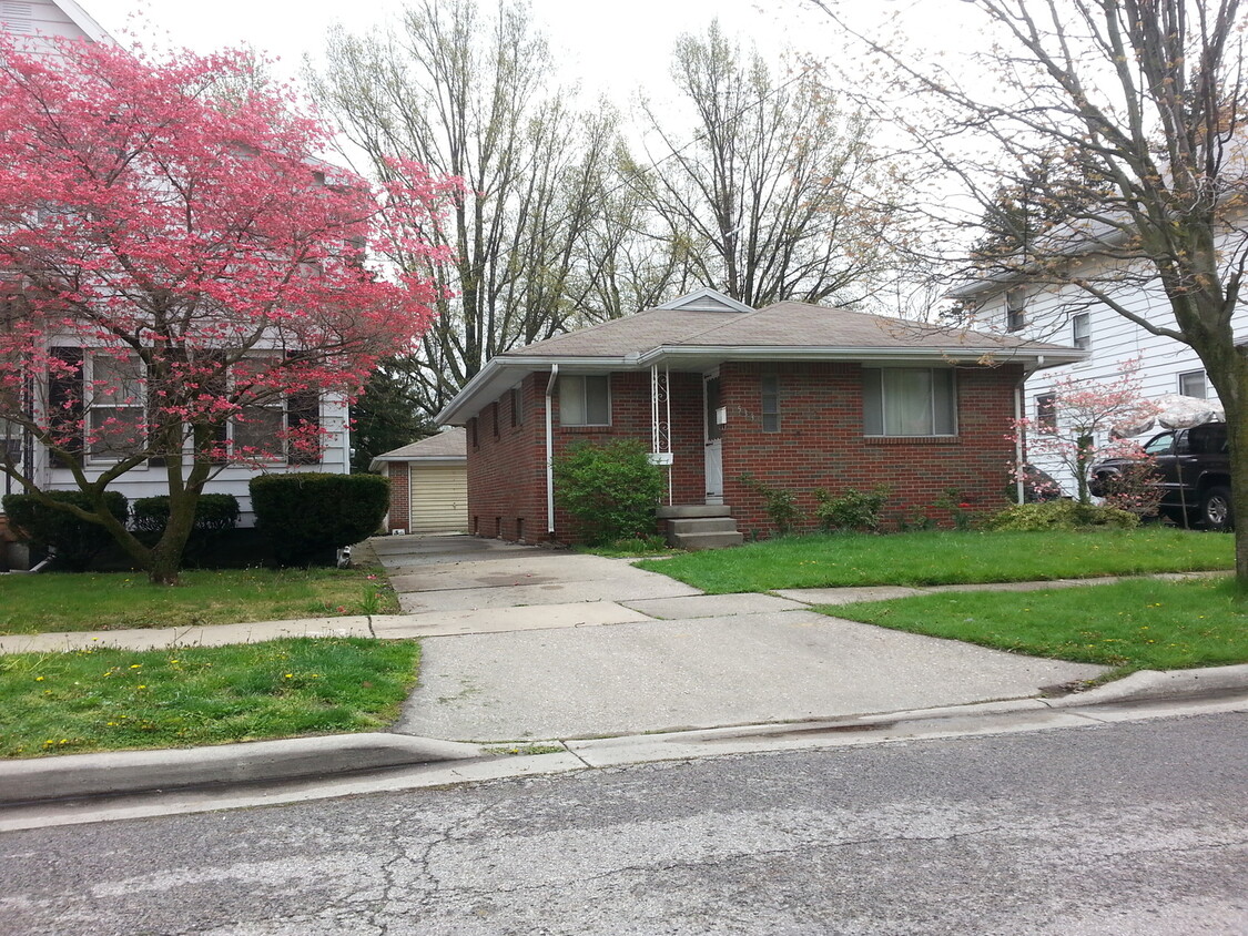 Foto principal - Nice 2 bedroom home in South Toledo with b...