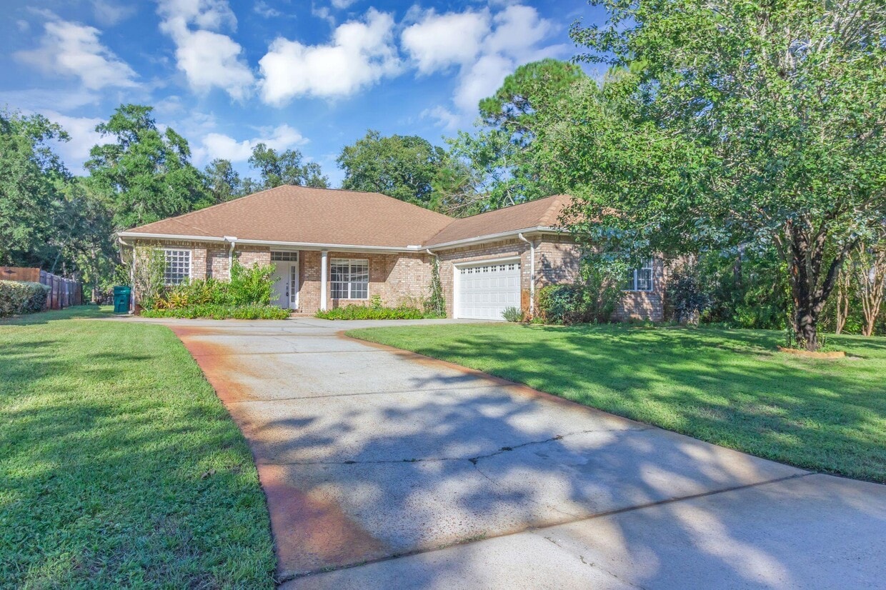 Primary Photo - 1630 Oakmont Cir