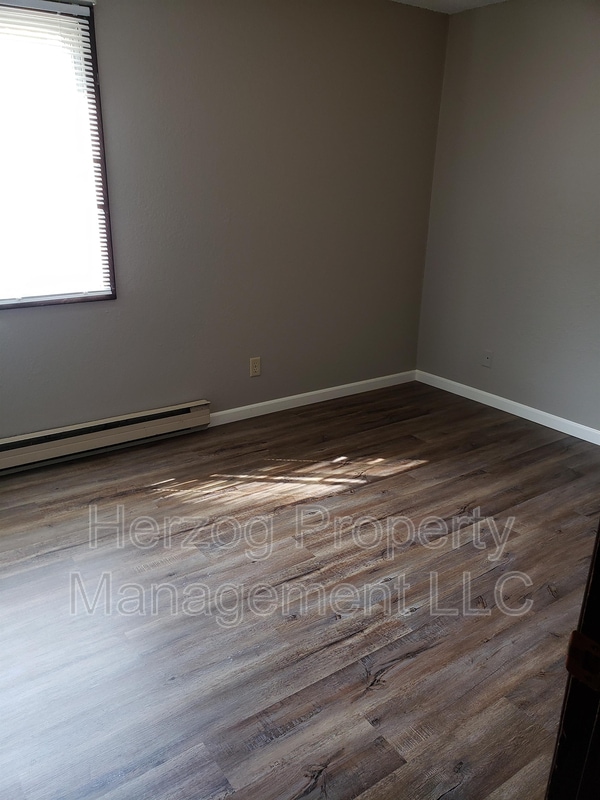 Building Photo - 304 Kenwood Drive