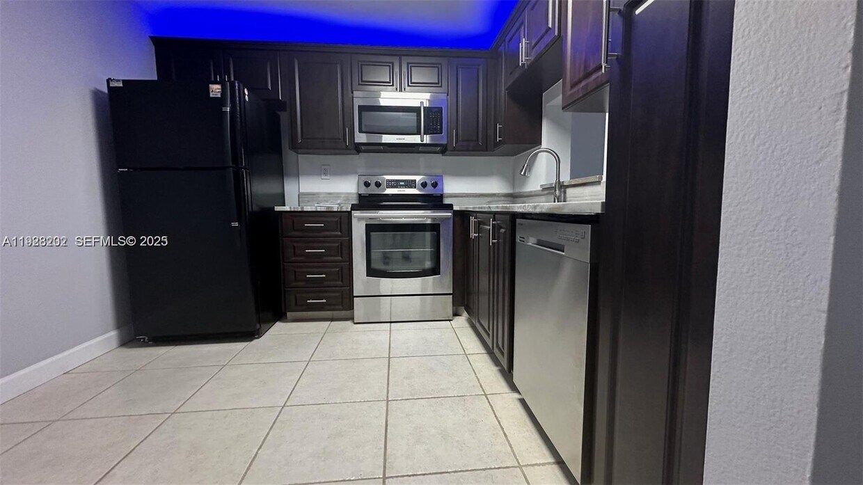 Foto del edificio - 6301 N University Dr