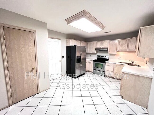 Foto del edificio - 884 N Daisy Ln