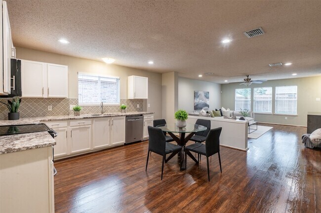 Foto del edificio - 1637 Thornhill Ln