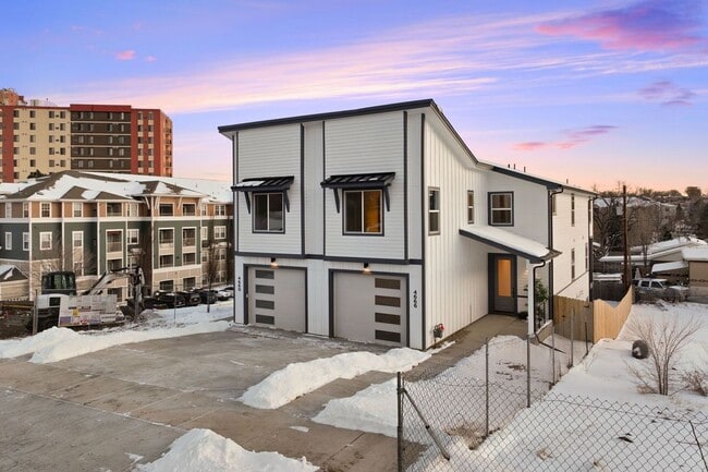 Building Photo - 9th4660