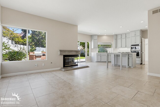 Foto del edificio - Charming and Spacious 4Bdm 3Ba Home in the Highly Desirable Carmel Valley Community!