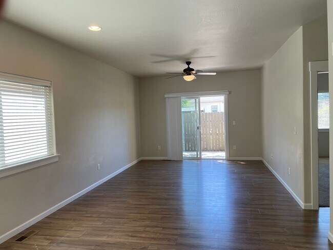 Foto del edificio - Beautiful Two Story 3 Bedroom 2.5 Bath Tow...