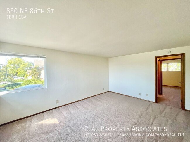 Building Photo - Sunlit Corner Unit in Maple Leaf/Roosevelt...