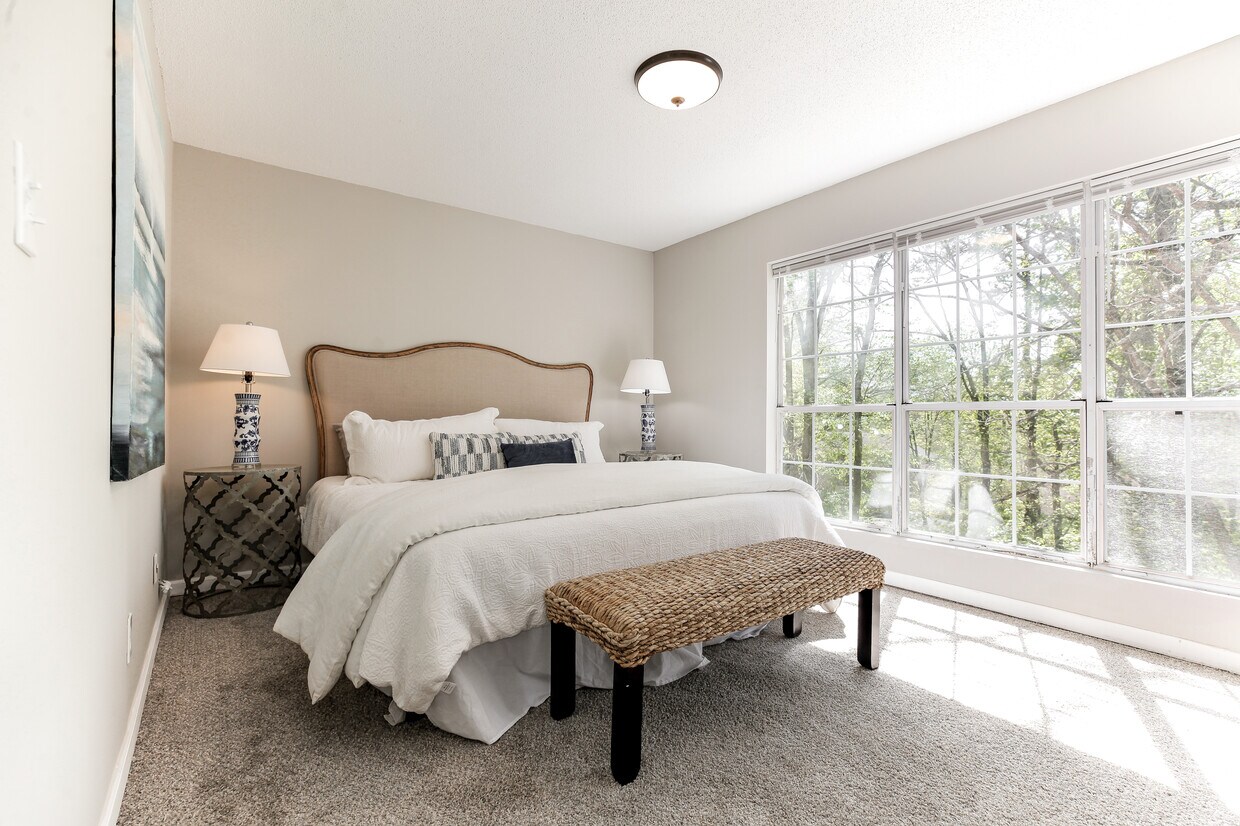 Main bedroom (HUGE) - 1329 Paragon Pky