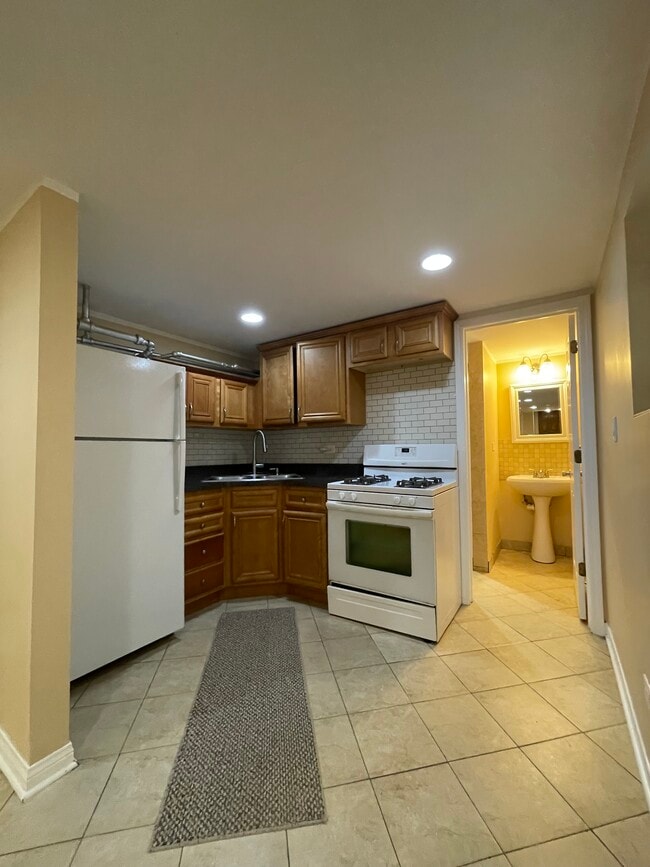 Building Photo - 4021 W Barry Ave