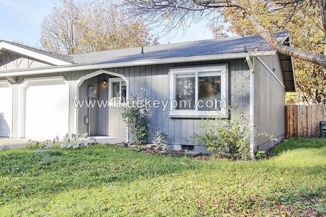 Building Photo - 2 Bed, 2 Bath Duplex with Fresh Paint, Flo...