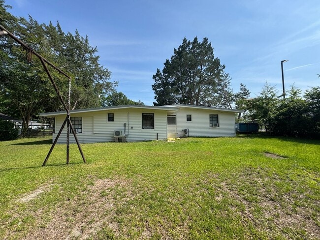 Building Photo - 3 Bedroom 2 Bathroom Home in Chipley FL