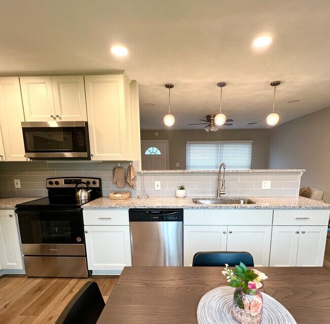 Building Photo - 908 Serf Ct
