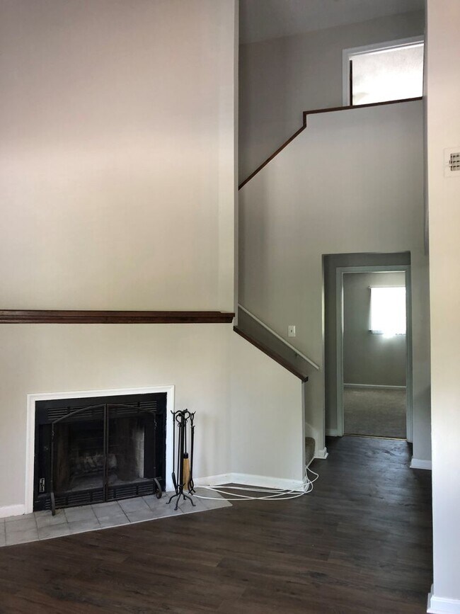 Building Photo - Colonial Heights