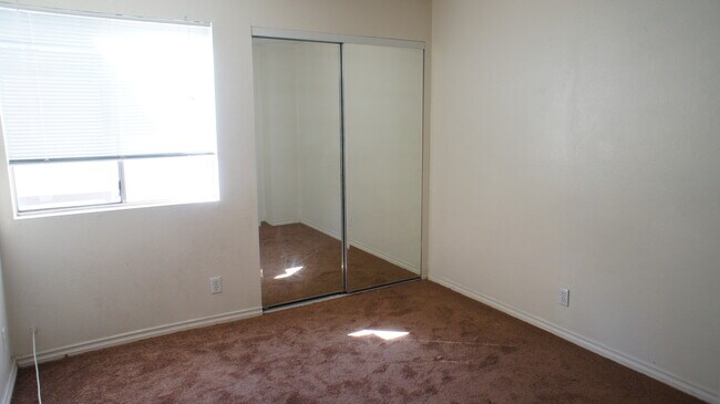 Foto del edificio - BRIGHT 2-BEDROOM CONDO NEAR LAS VEGAS LIVING