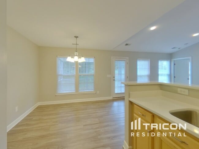 Building Photo - 124 Bathurst Ln