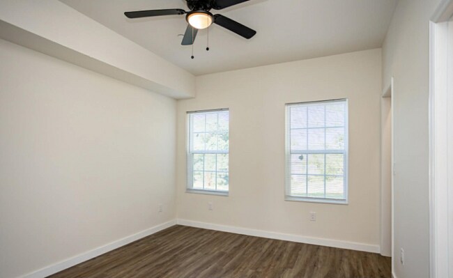 Foto del edificio - 305-365 Barkley Landing Dr